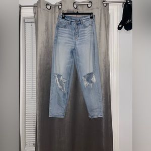 American Eagle size for regular fit, ripped in the knee Relaxed mom jeans